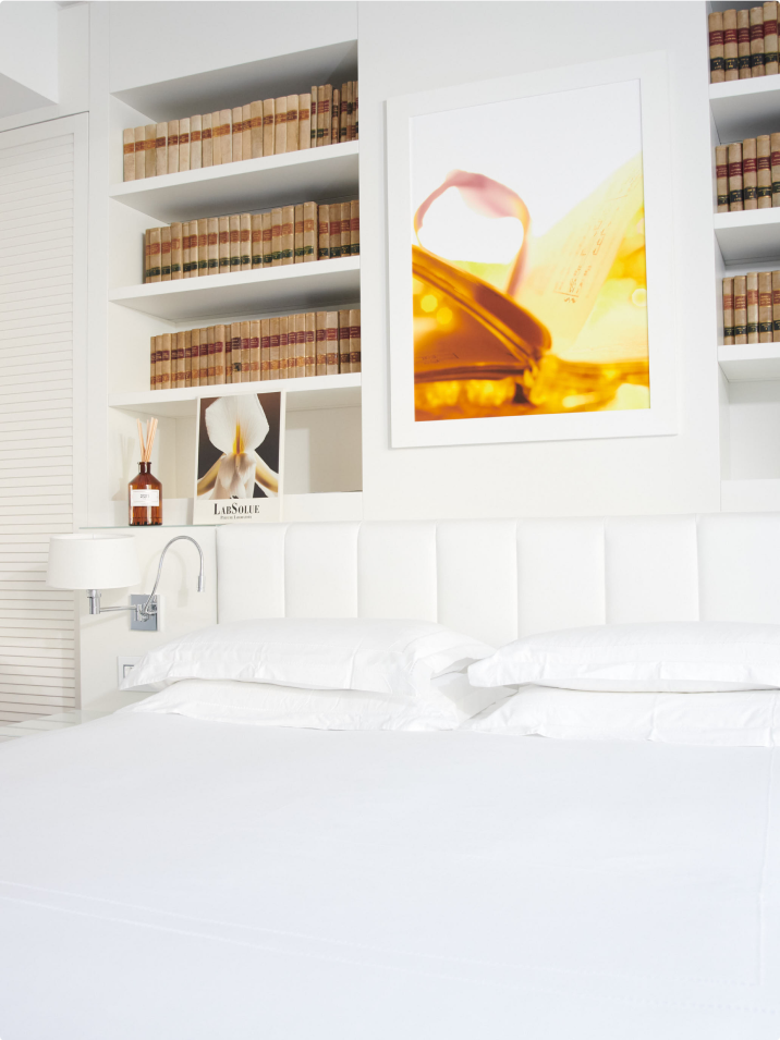 suite con letto bianco
